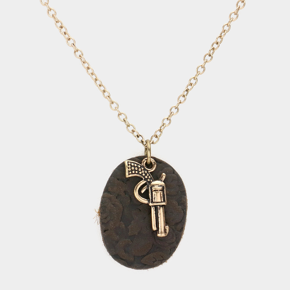 Collar con colgante de pistola metálica ovalada de piel sintética