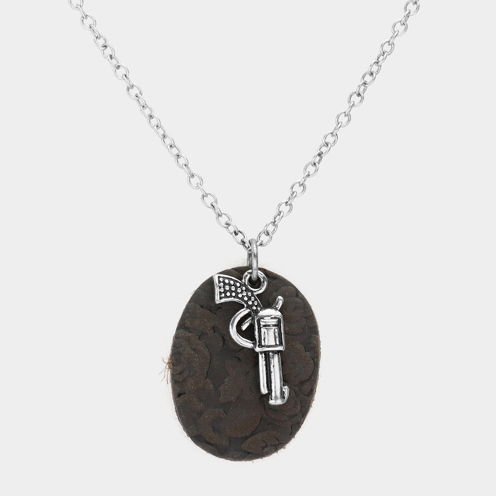 Collar con colgante de pistola metálica ovalada de piel sintética
