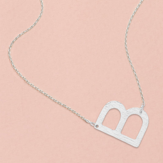 -B- Collar con colgante de monograma inicial chapado en oro blanco