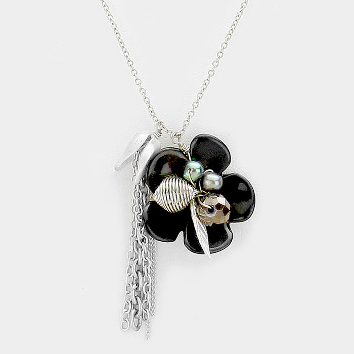 Collar con dije de flor y borla, detalle de cuentas de vidrio