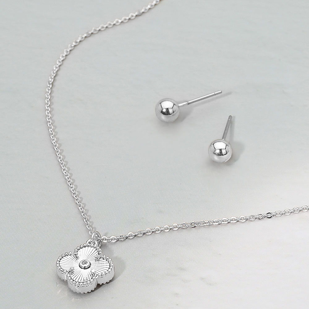 Metal Quatrefoil Pendant Necklace