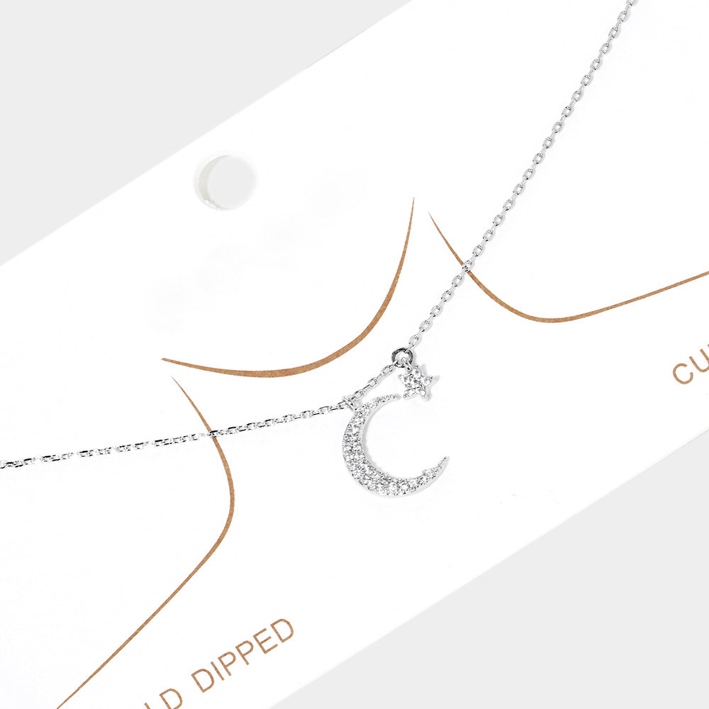 Collar con colgante de luna y estrella con circonita cúbica y baño de oro blanco