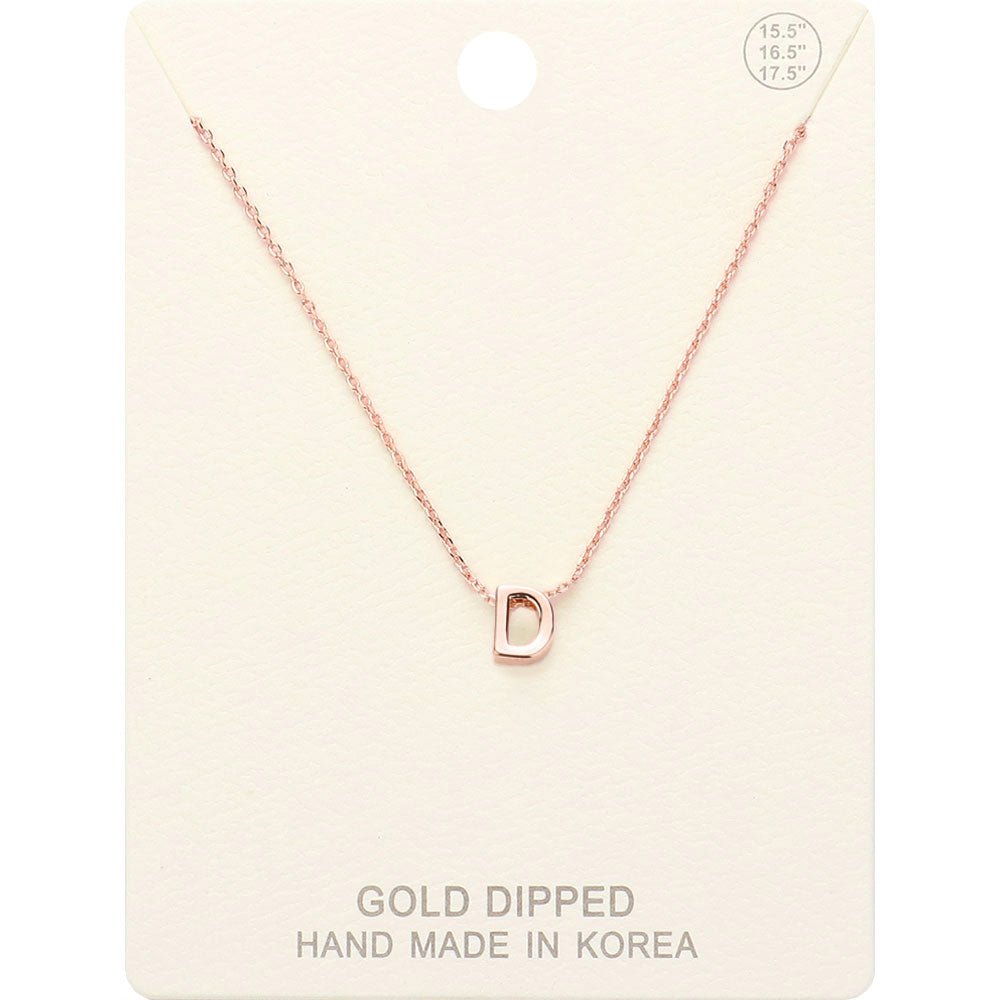 -D- Collar con colgante de metal con inicial bañada en oro