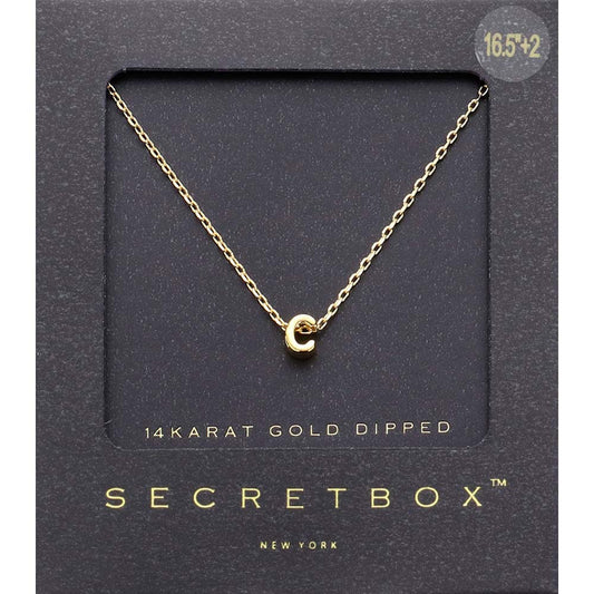 -C- CAJA SECRETA_Collar con colgante inicial de monograma bañado en oro de 14 quilates