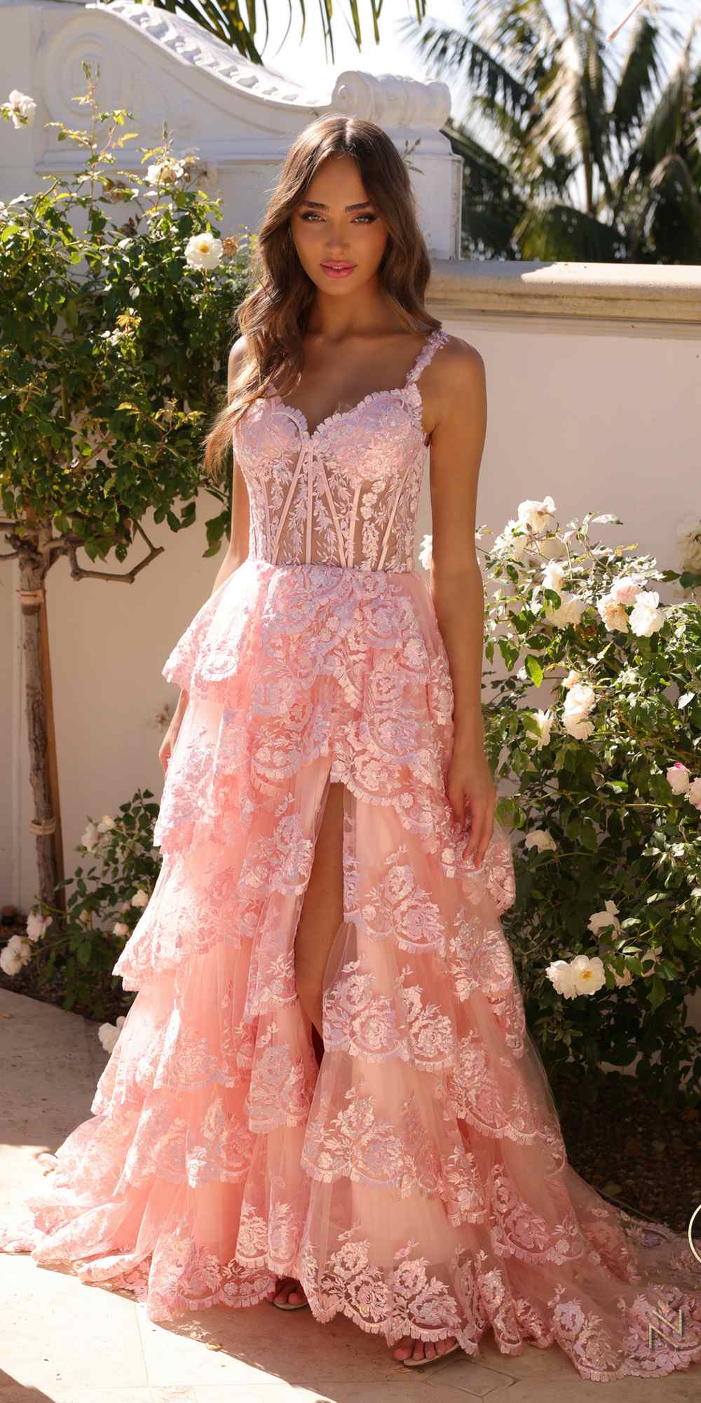 Nox Anabel R1299 Vestido de noche formal largo con falda escalonada de corte A y hombros descubiertos