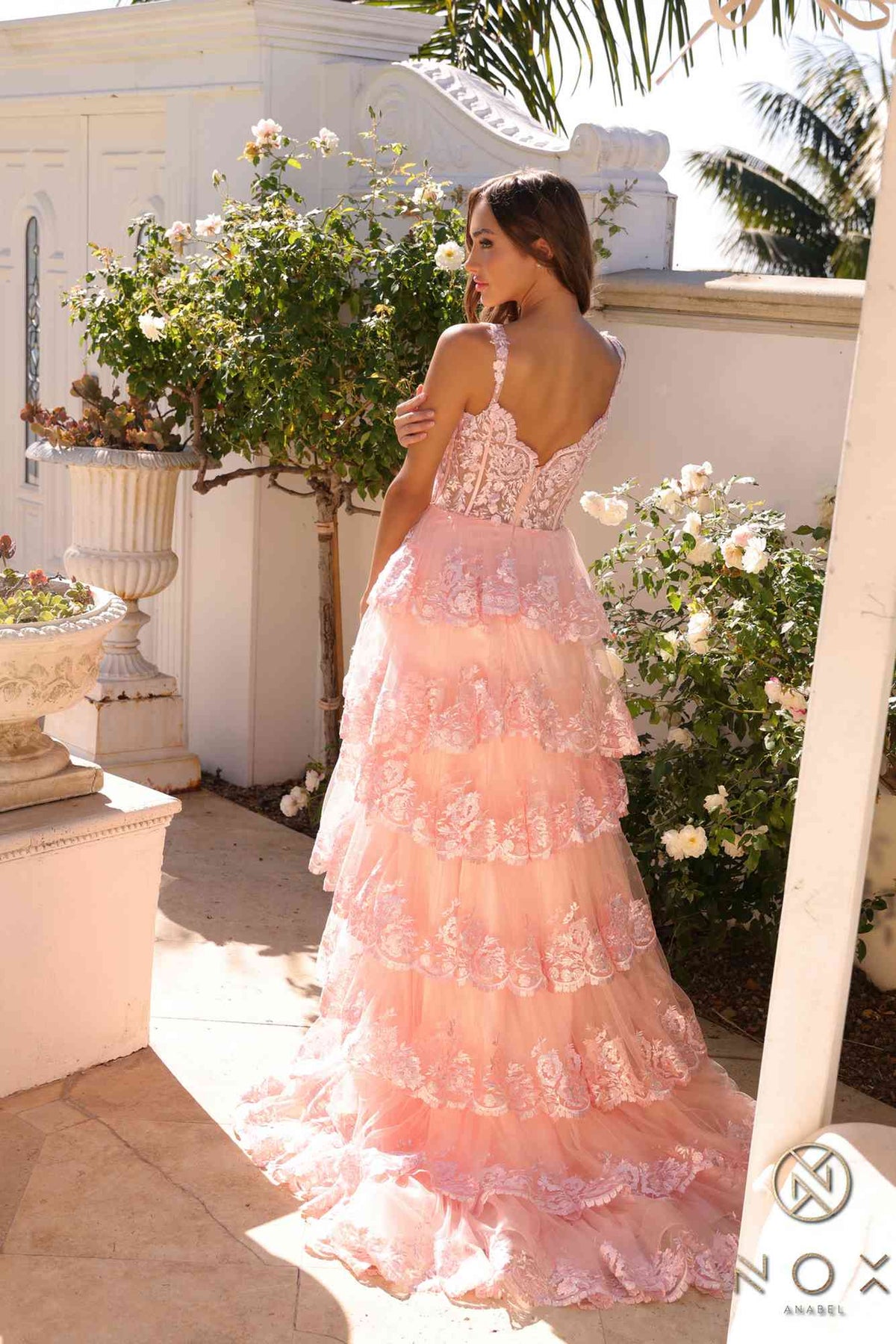 Nox Anabel R1299 Vestido de noche formal largo con falda escalonada de corte A y hombros descubiertos