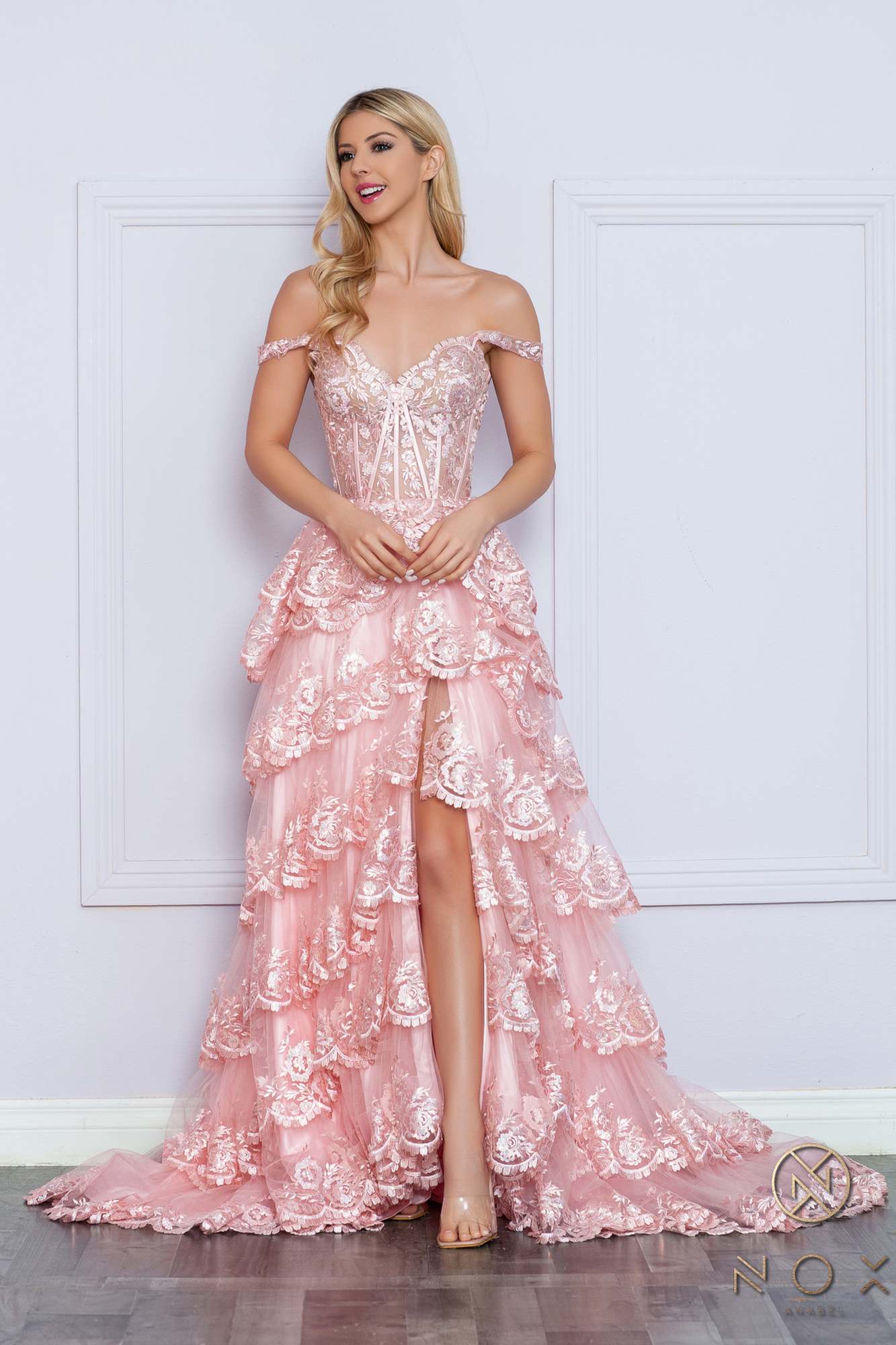 Nox Anabel R1299 Vestido de noche formal largo con falda escalonada de corte A y hombros descubiertos