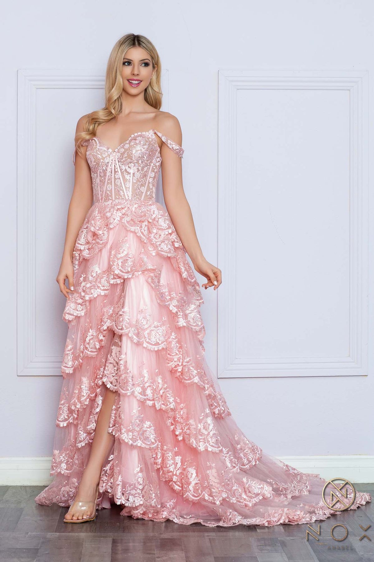 Nox Anabel R1299 Vestido de noche formal largo con falda escalonada de corte A y hombros descubiertos