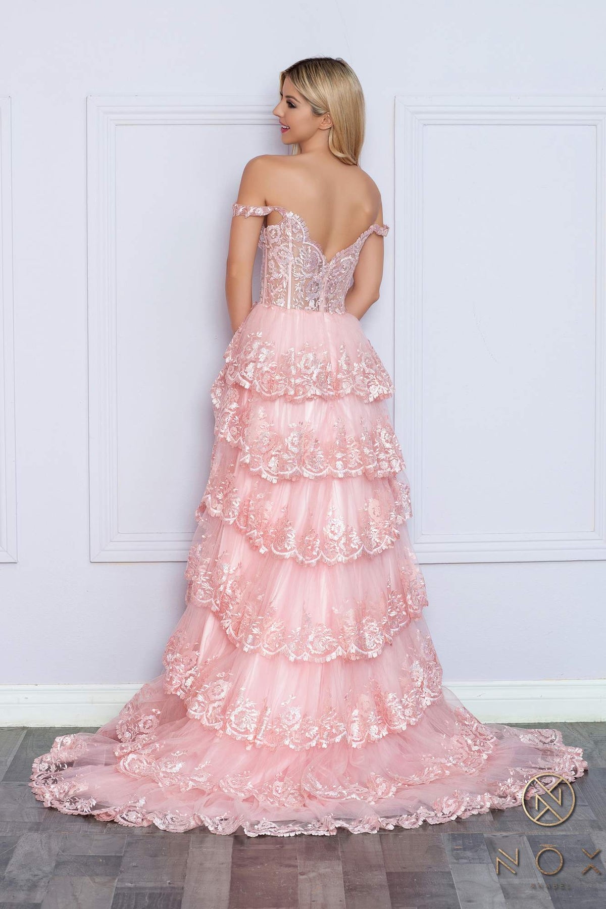 Nox Anabel R1299 Vestido de noche formal largo con falda escalonada de corte A y hombros descubiertos