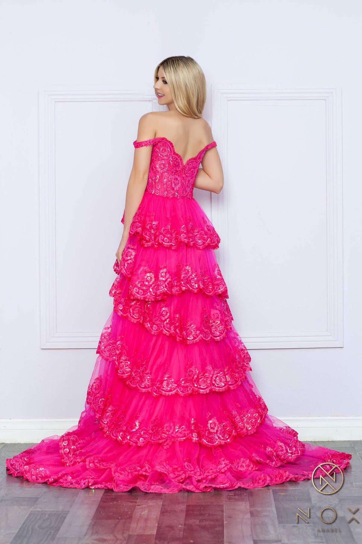 Nox Anabel R1299 Vestido de noche formal largo con falda escalonada de corte A y hombros descubiertos