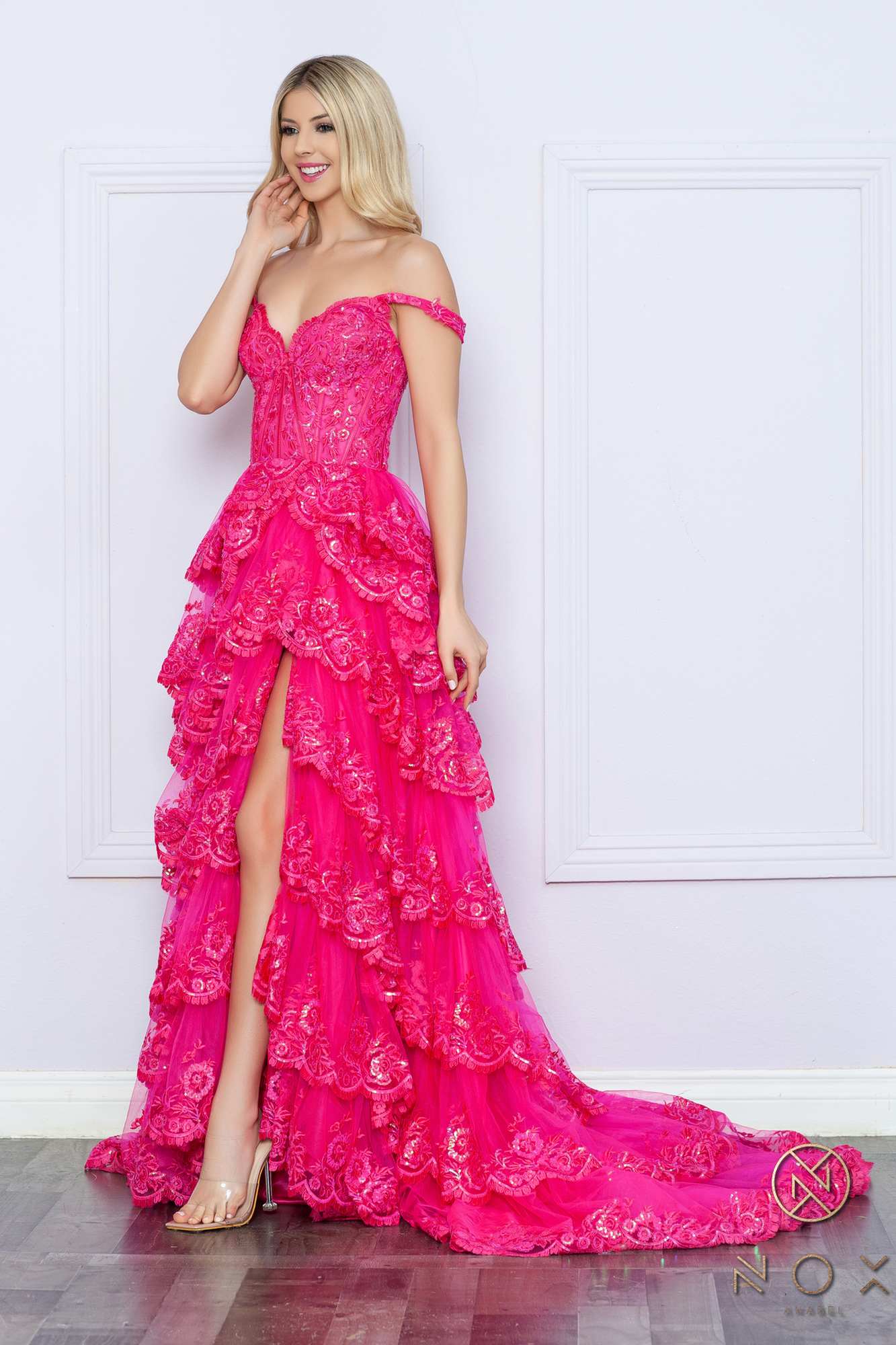 Nox Anabel R1299 Vestido de noche formal largo con falda escalonada de corte A y hombros descubiertos