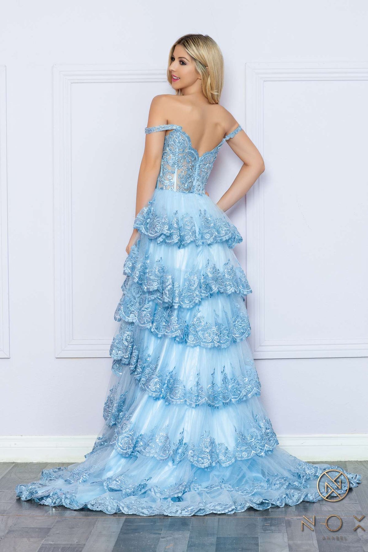 Nox Anabel R1299 Vestido de noche formal largo con falda escalonada de corte A y hombros descubiertos