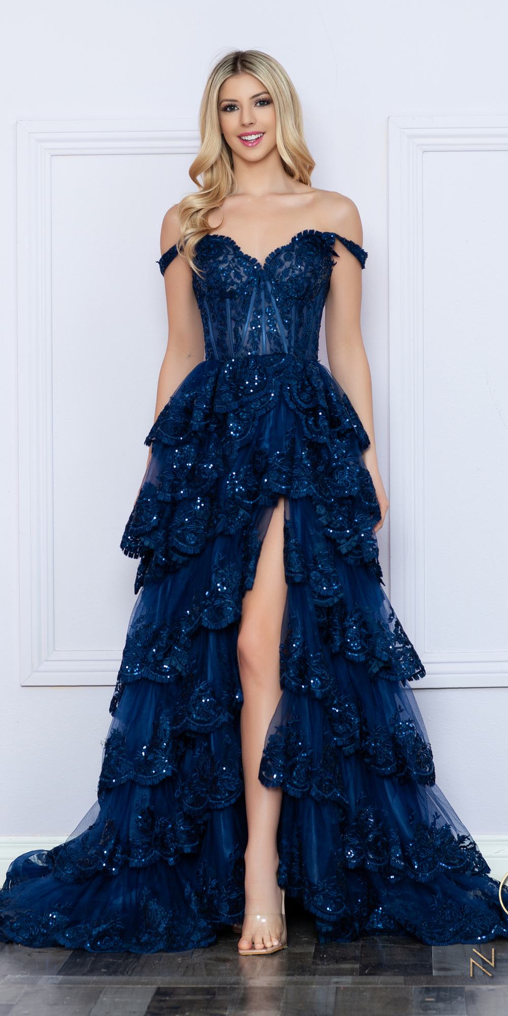 Nox Anabel R1299 Vestido de noche formal largo con falda escalonada de corte A y hombros descubiertos