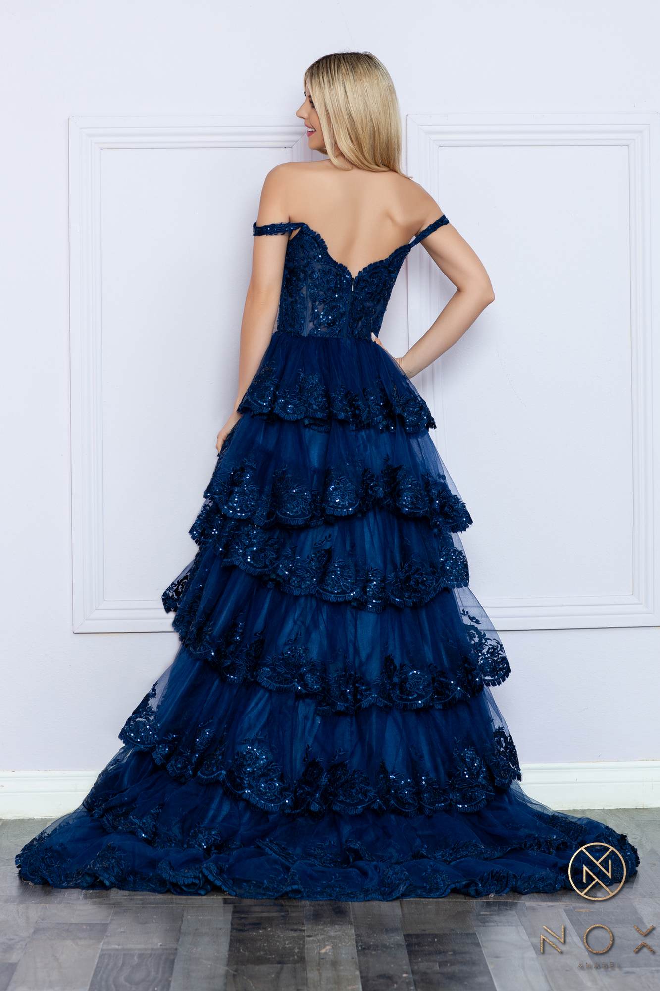 Nox Anabel R1299 Vestido de noche formal largo con falda escalonada de corte A y hombros descubiertos