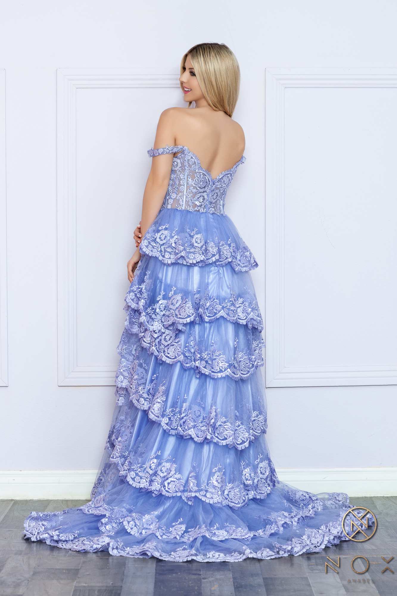 Nox Anabel R1299 Vestido de noche formal largo con falda escalonada de corte A y hombros descubiertos
