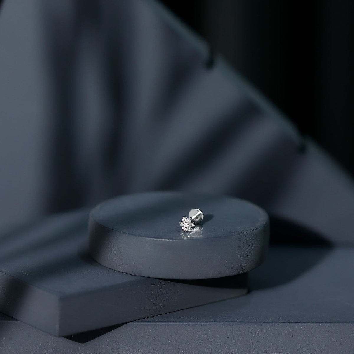 Arete de nariz de flor de diamante natural de talla redonda para mujer