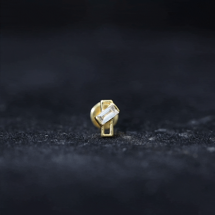 Pendiente de trago minimalista de diamantes baguette en engaste de barra
