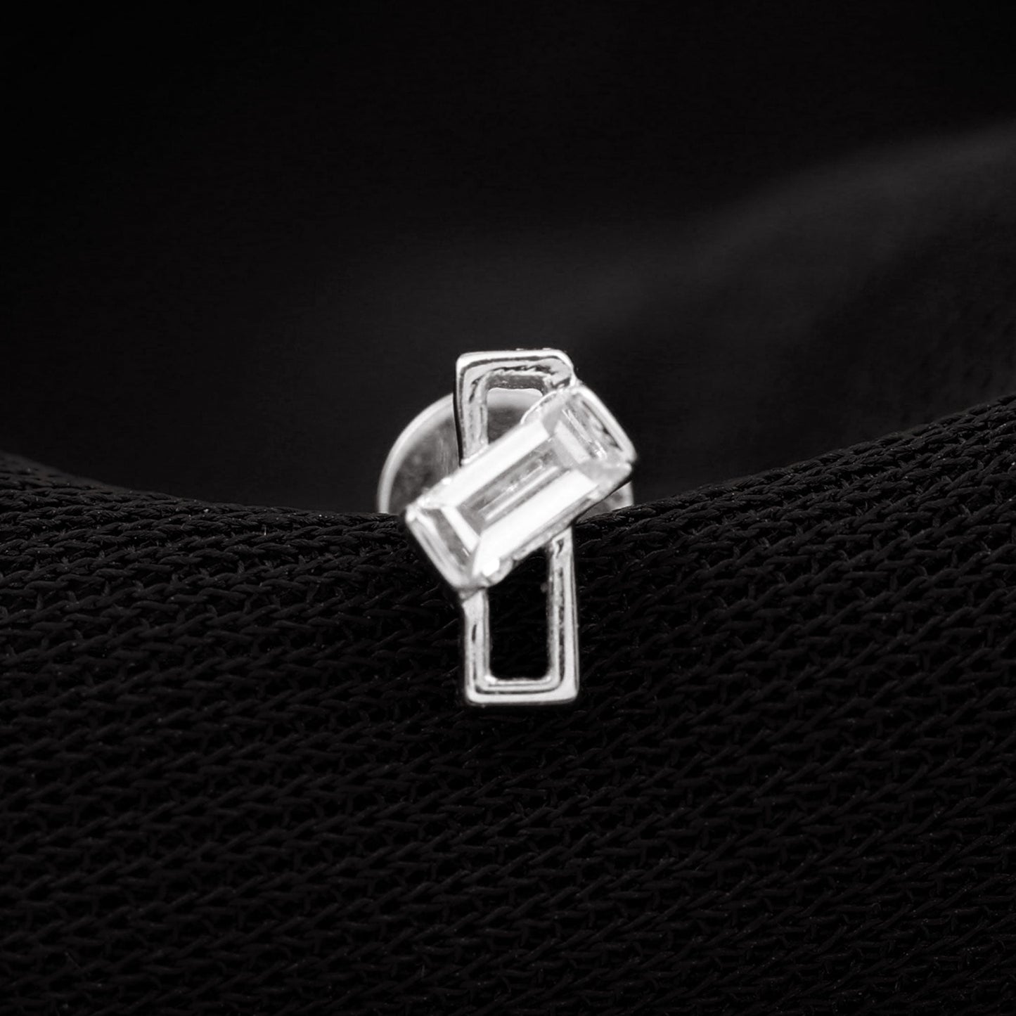 Pendiente de trago minimalista de diamantes baguette en engaste de barra