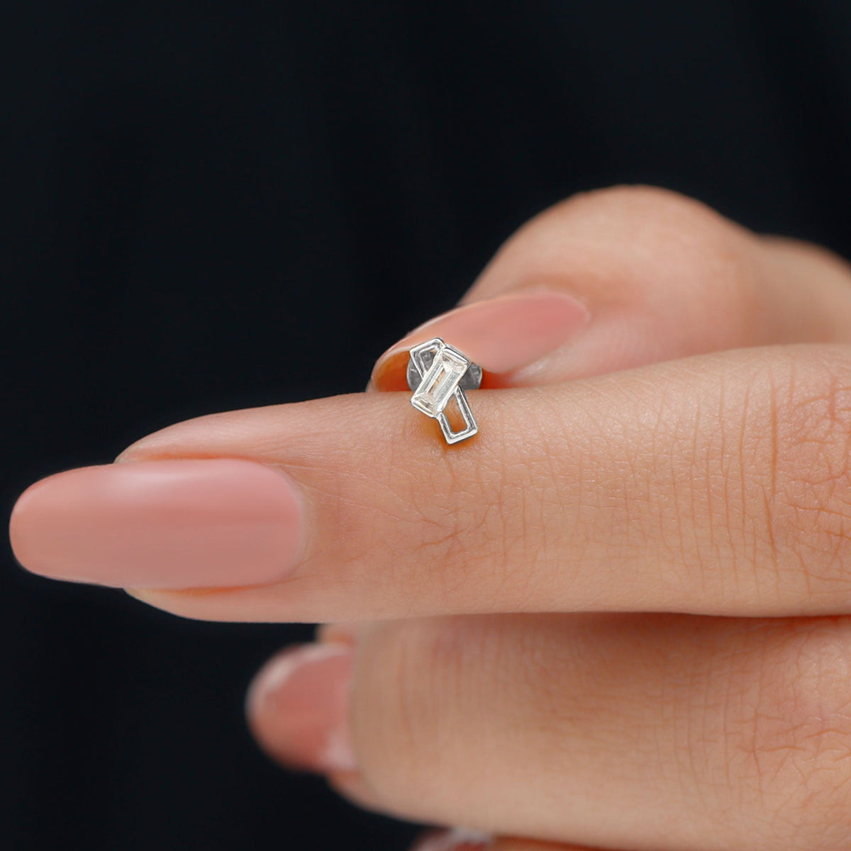 Pendiente de trago minimalista de diamantes baguette en engaste de barra