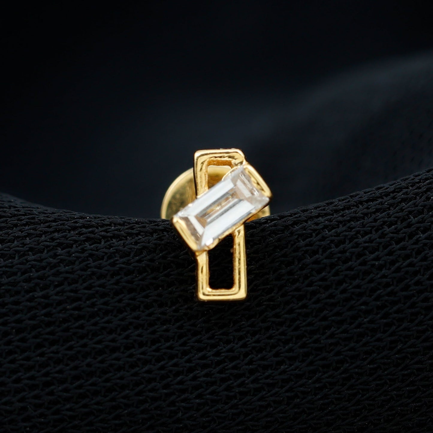 Pendiente de trago minimalista de diamantes baguette en engaste de barra