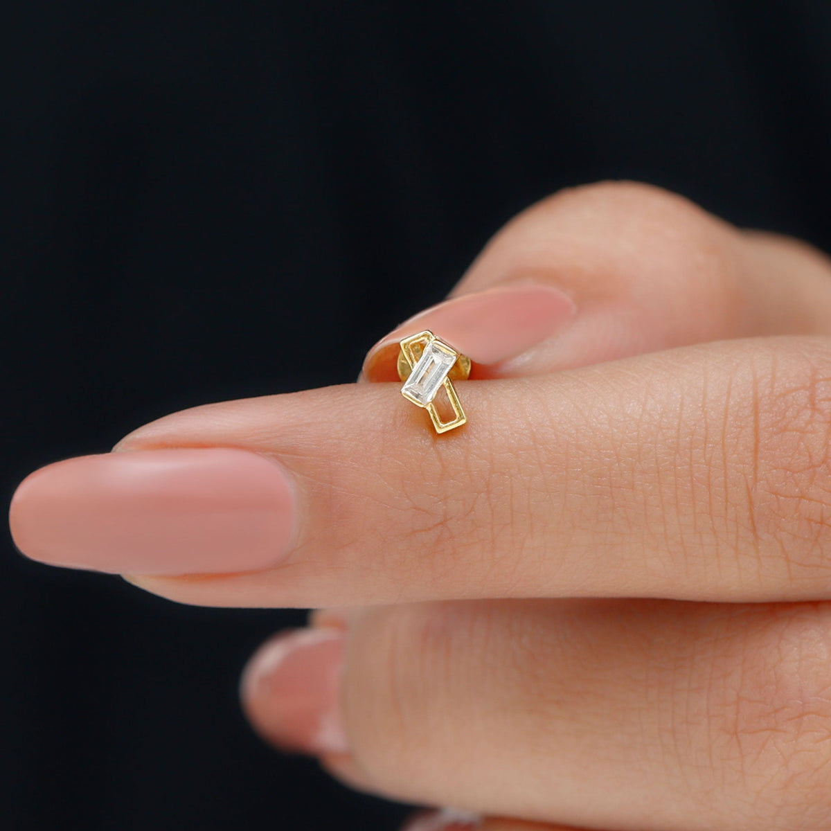 Pendiente de trago minimalista de diamantes baguette en engaste de barra
