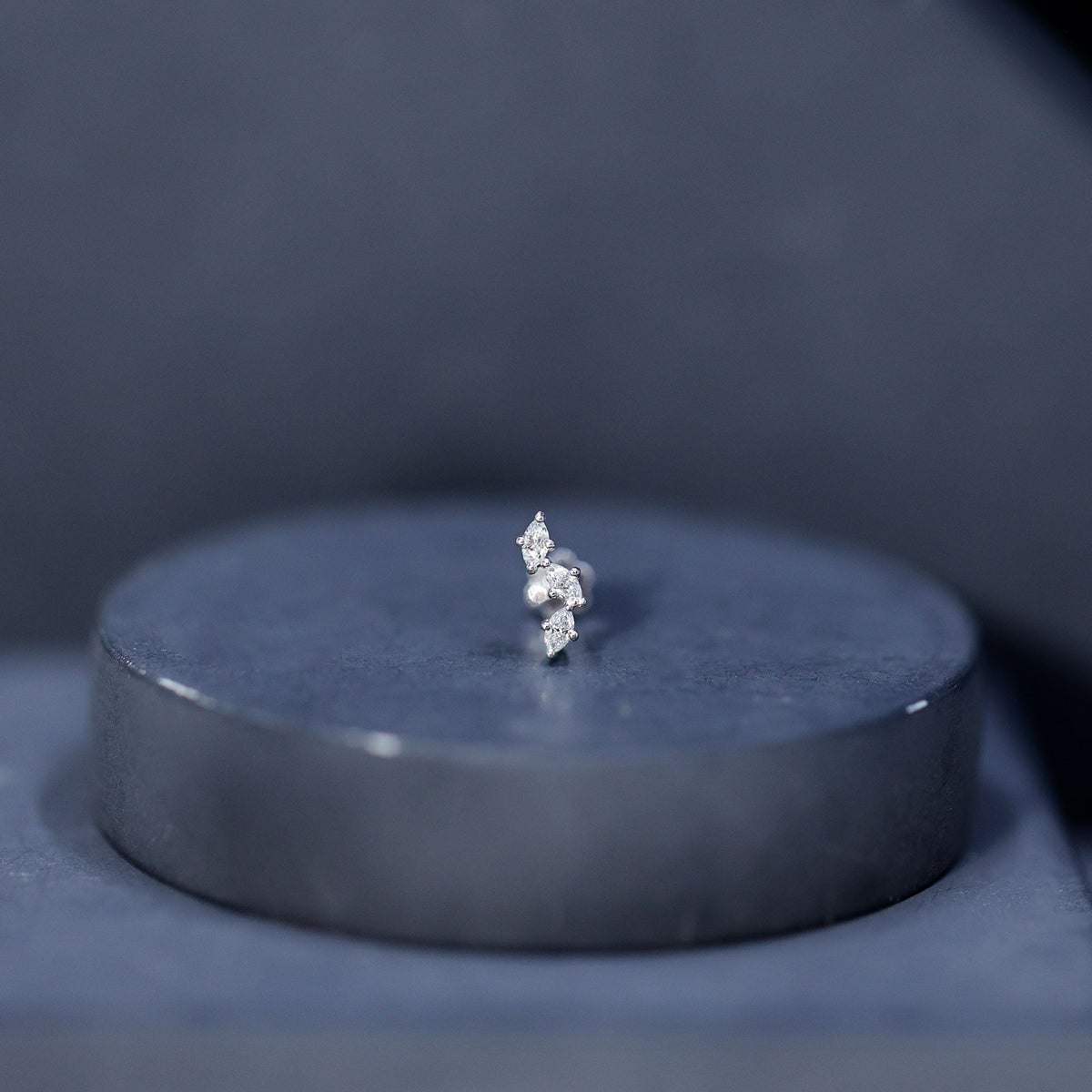 Pendiente de tragus de moissanita con corte marquesa de 3 piedras