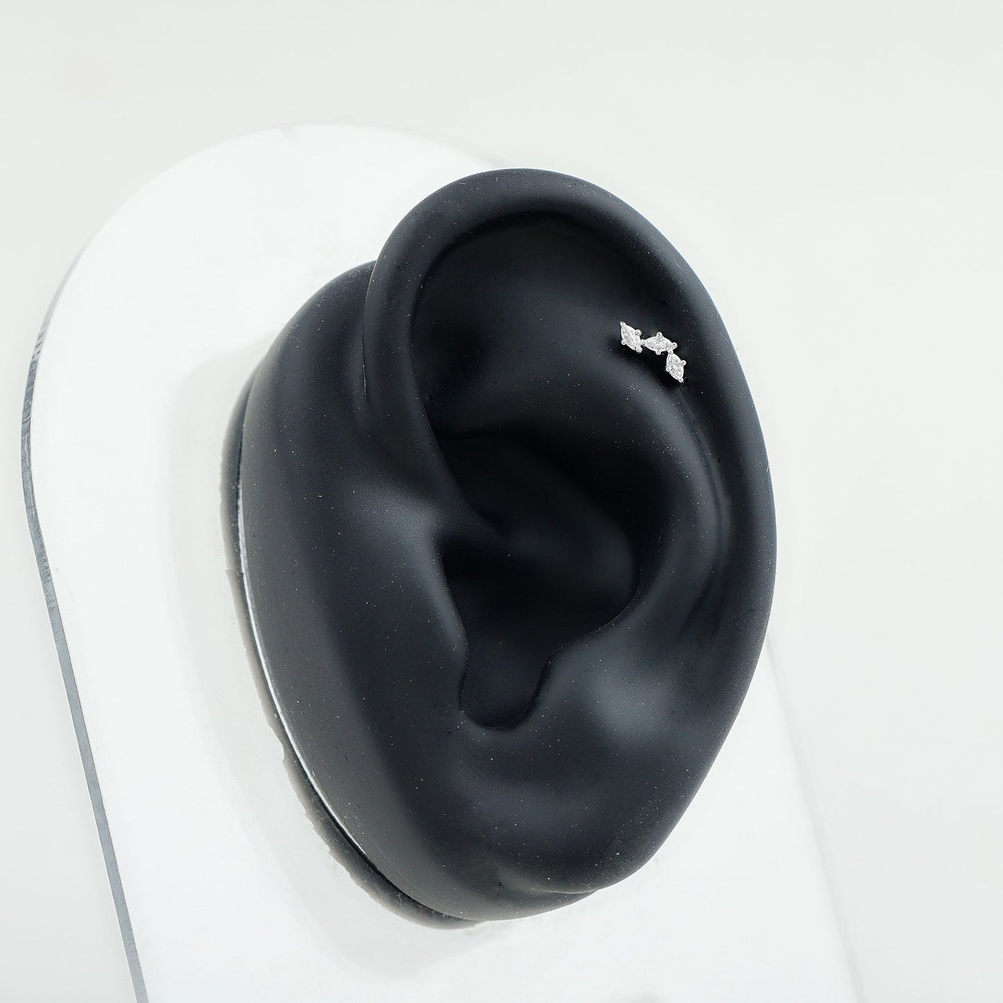 Pendiente de tragus de moissanita con corte marquesa de 3 piedras