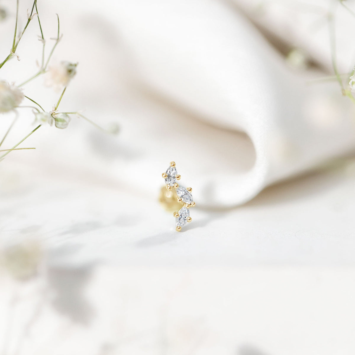 Pendiente de tragus de moissanita con corte marquesa de 3 piedras