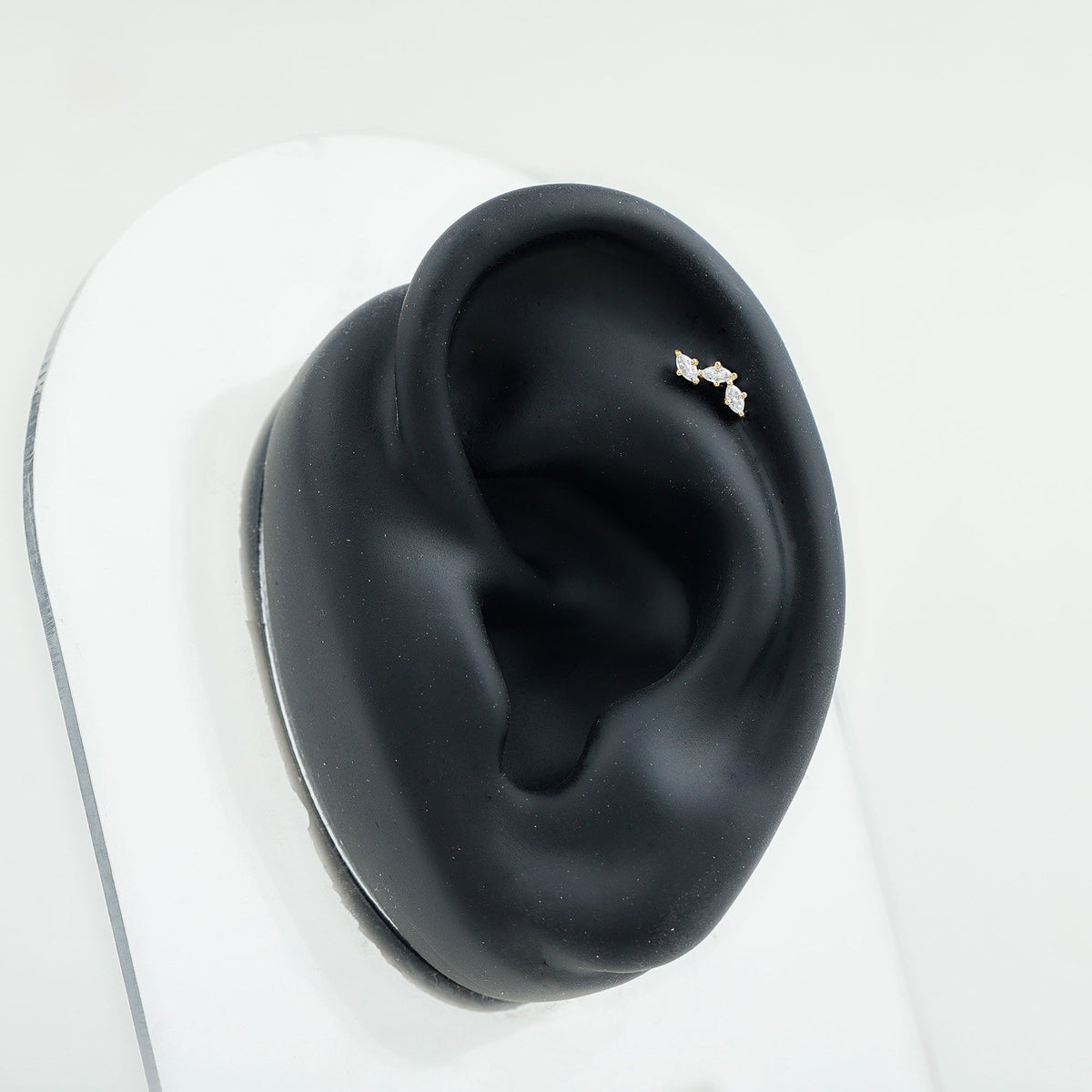 Pendiente de tragus de moissanita con corte marquesa de 3 piedras