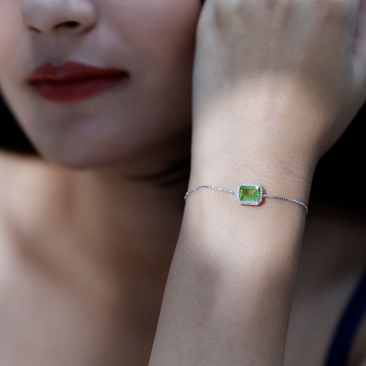 Pulsera de cadena ajustable con peridoto talla esmeralda de 1,8 quilates y diamantes