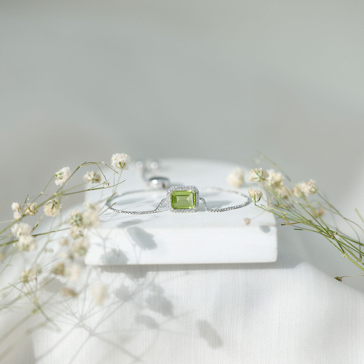 Pulsera de cadena ajustable con peridoto talla esmeralda de 1,8 quilates y diamantes