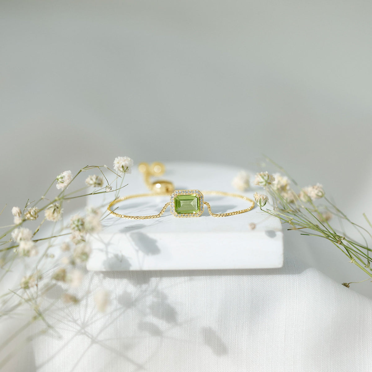 Pulsera de cadena ajustable con peridoto talla esmeralda de 1,8 quilates y diamantes