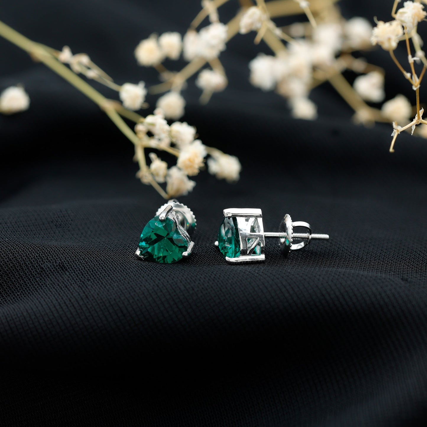 Aretes de esmeralda solitario de laboratorio con forma de corazón de 7 mm