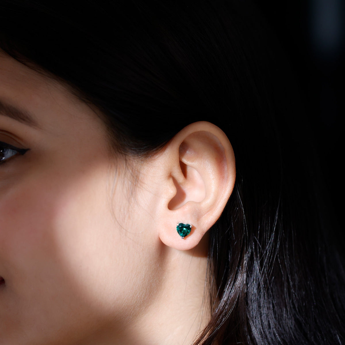 Aretes de esmeralda solitario de laboratorio con forma de corazón de 7 mm