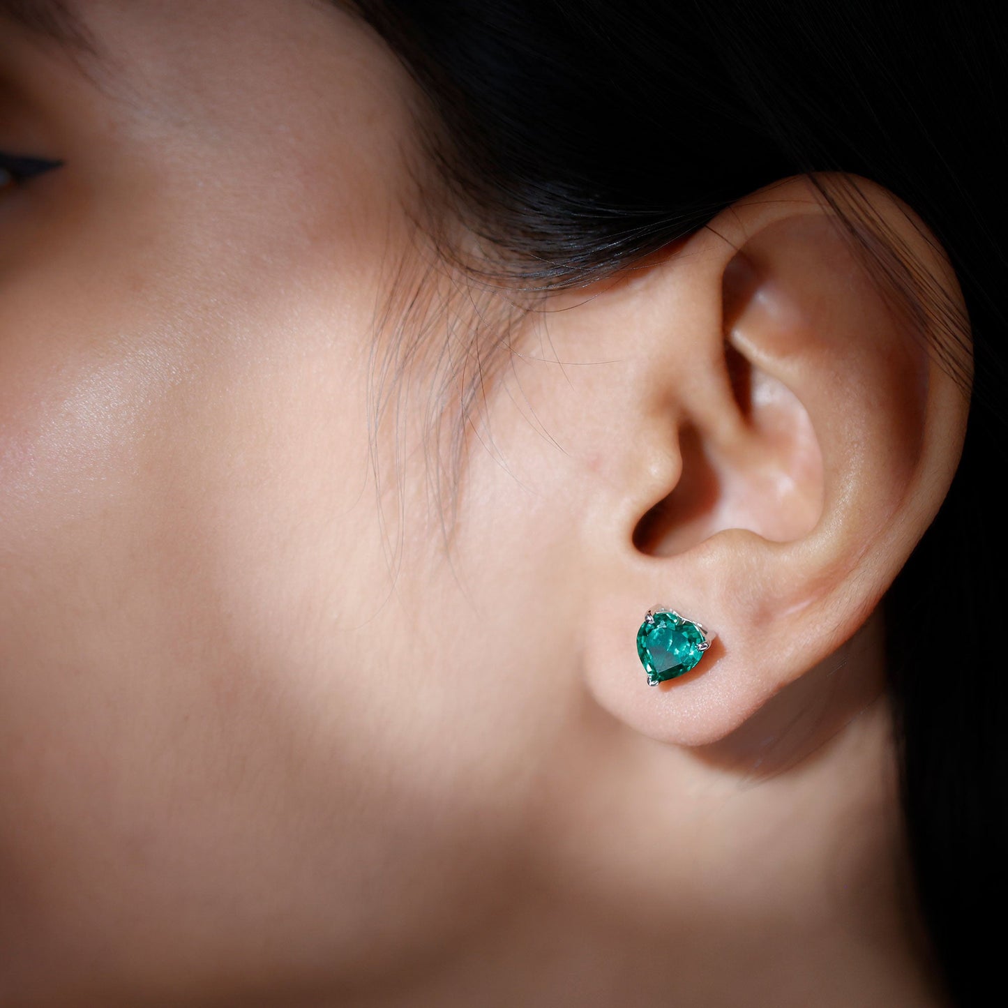 Aretes de esmeralda solitario de laboratorio con forma de corazón de 7 mm
