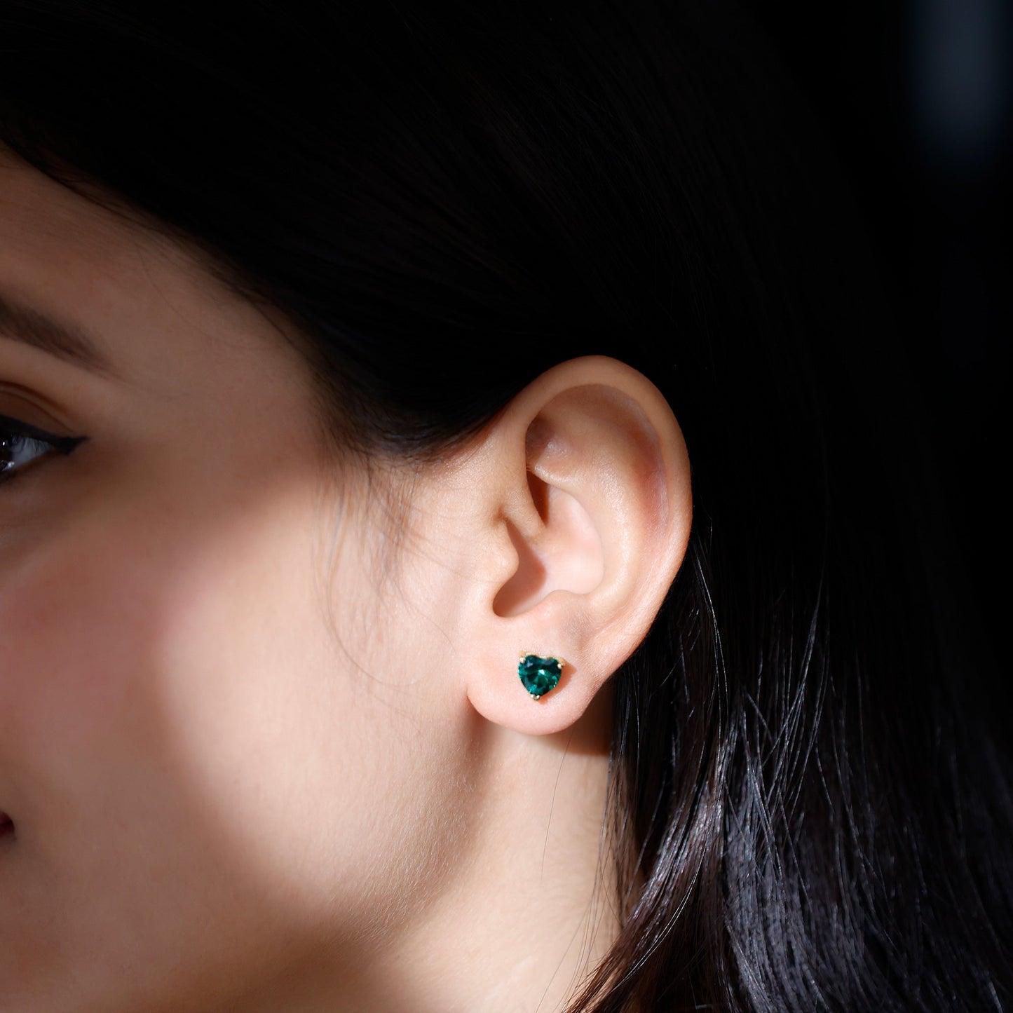 Aretes de esmeralda solitario de laboratorio con forma de corazón de 7 mm