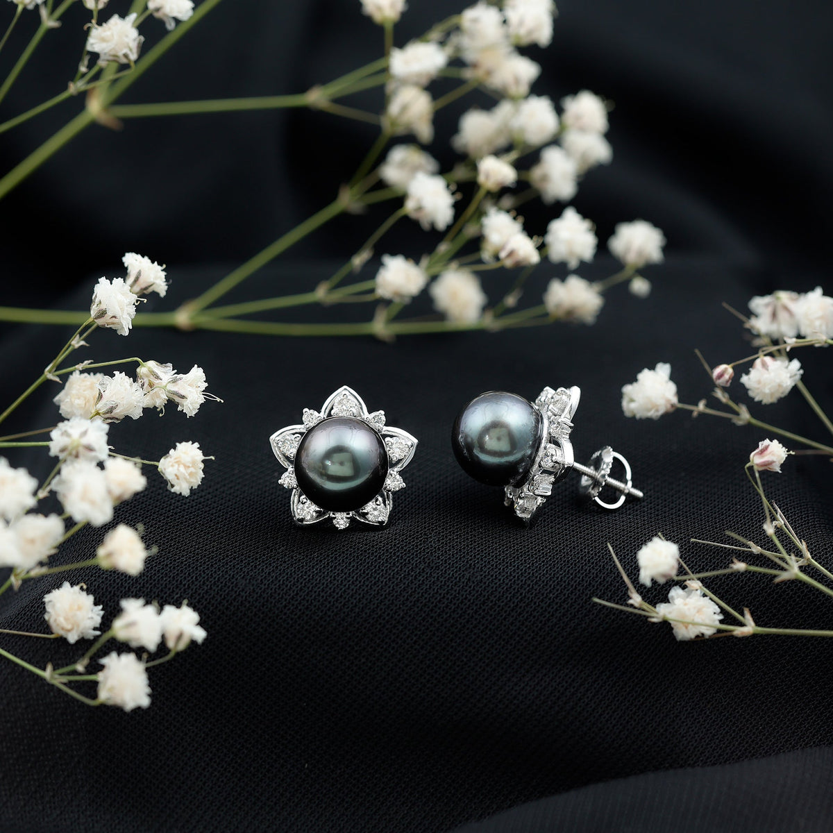 Aretes de botón de flor con perlas negras de Tahití y diamantes auténticos