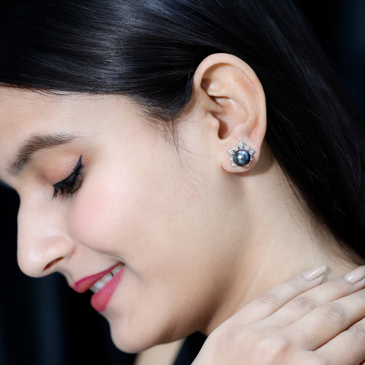 Aretes de botón de flor con perlas negras de Tahití y diamantes auténticos