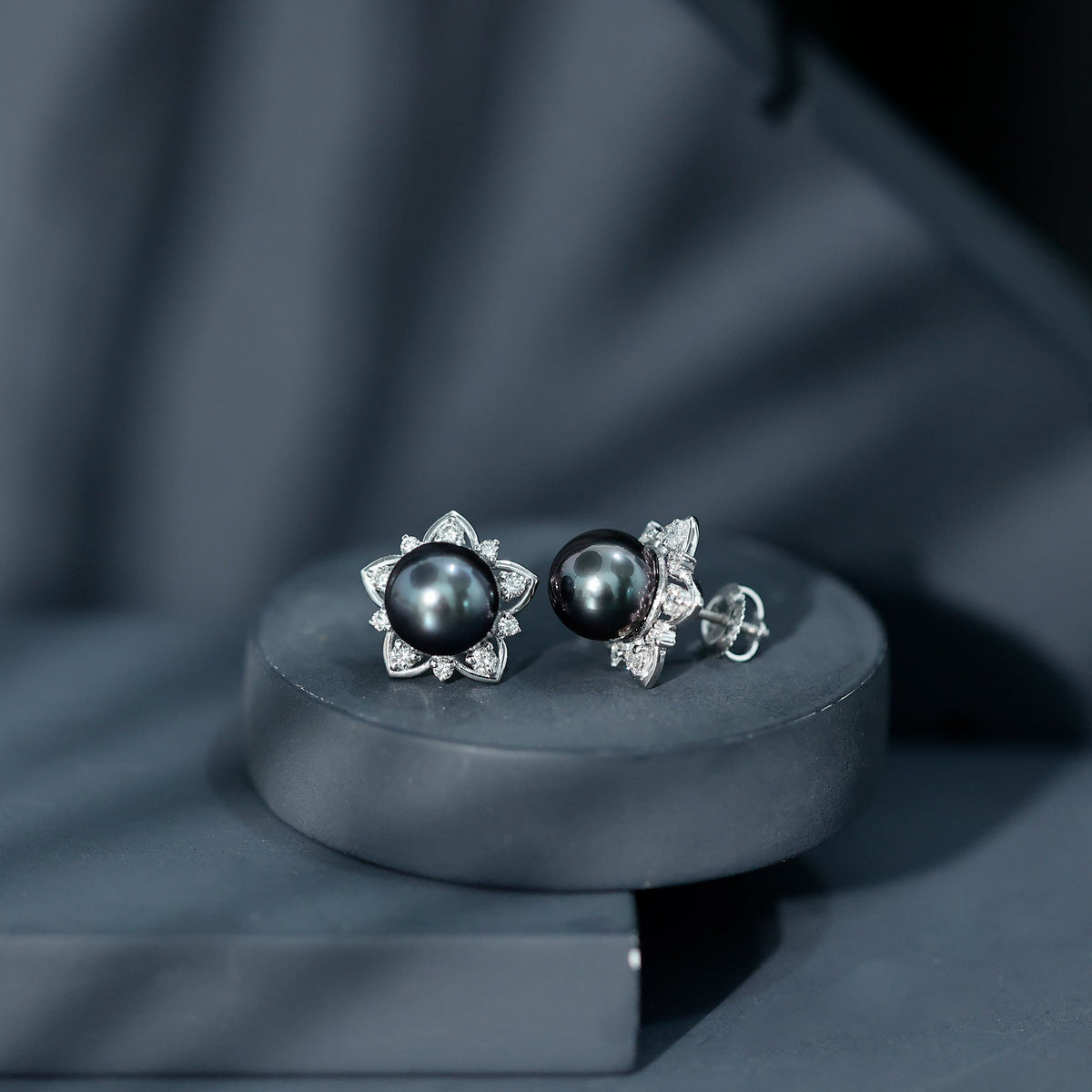 Aretes de botón de flor con perlas negras de Tahití y diamantes auténticos