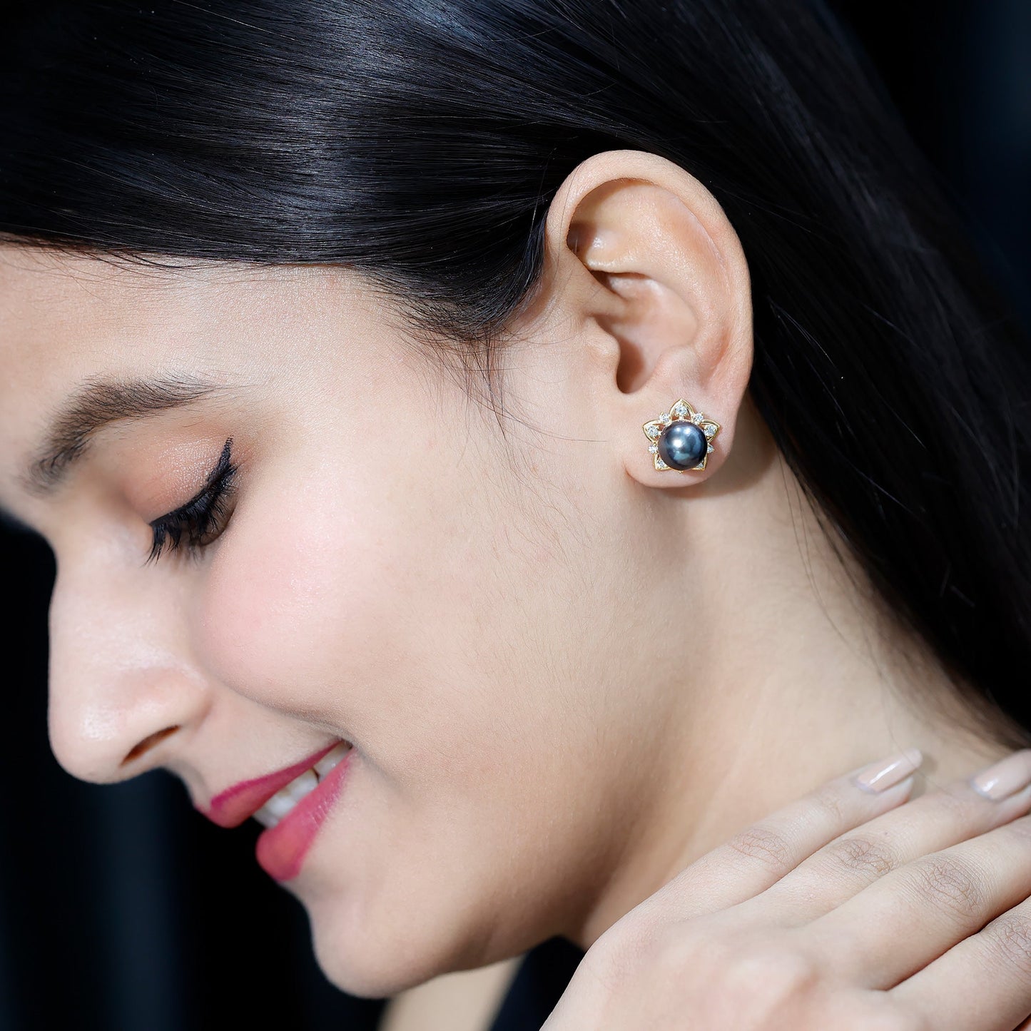 Aretes de botón de flor con perlas negras de Tahití y diamantes auténticos