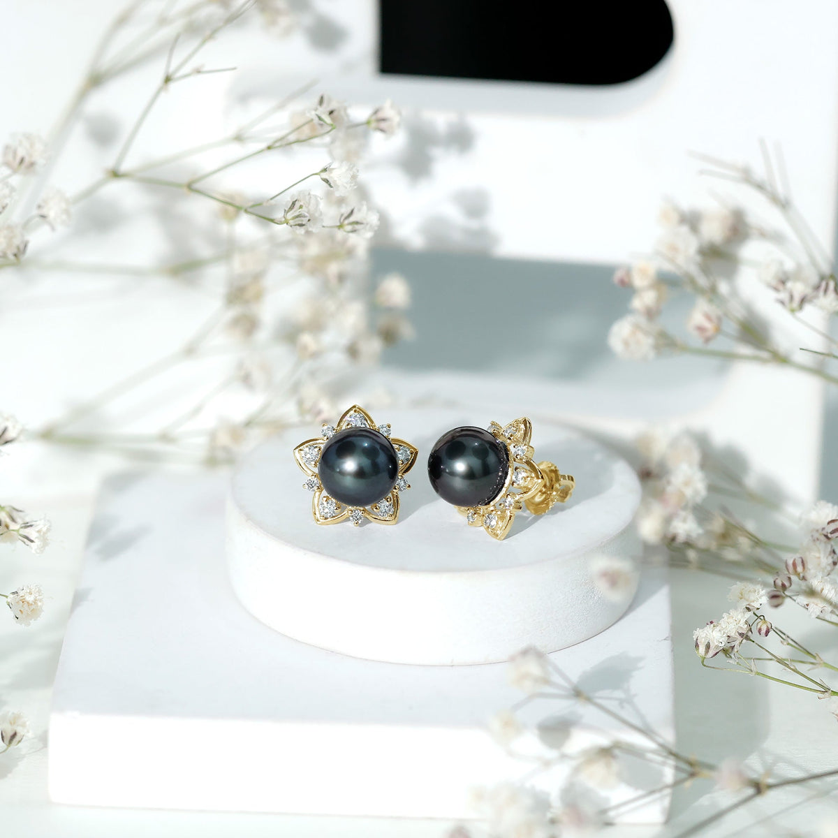 Aretes de botón de flor con perlas negras de Tahití y diamantes auténticos