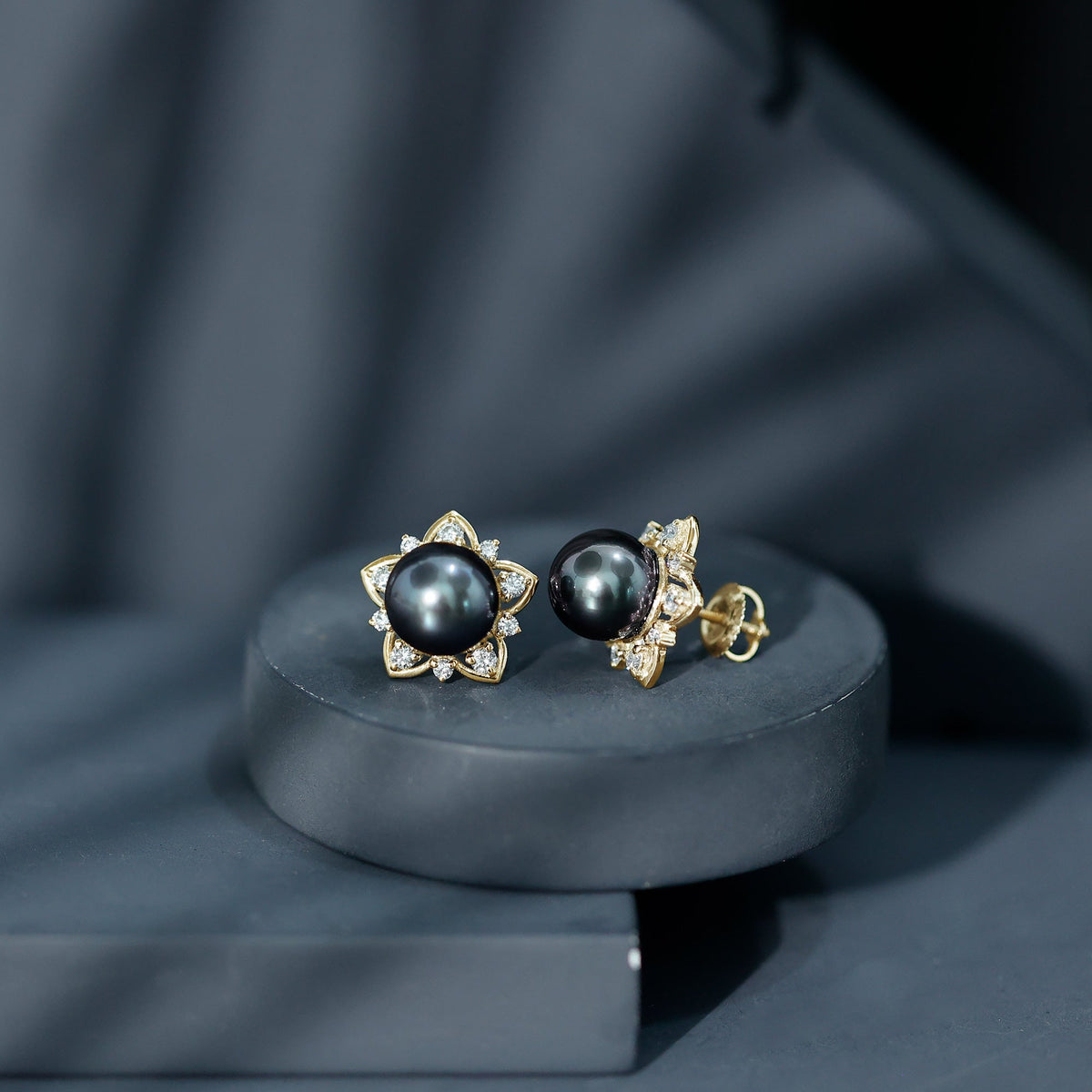 Aretes de botón de flor con perlas negras de Tahití y diamantes auténticos