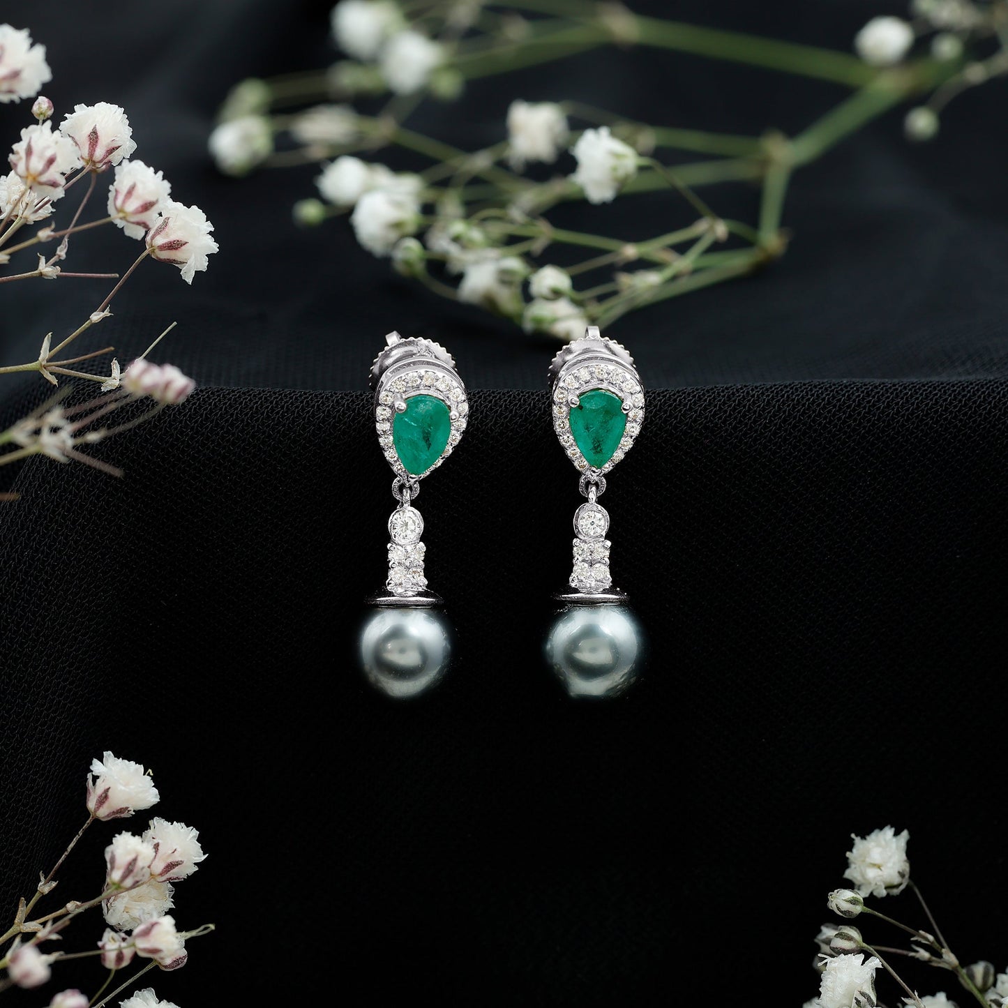 Pendientes de boda auténticos de perlas negras con esmeraldas y diamantes
