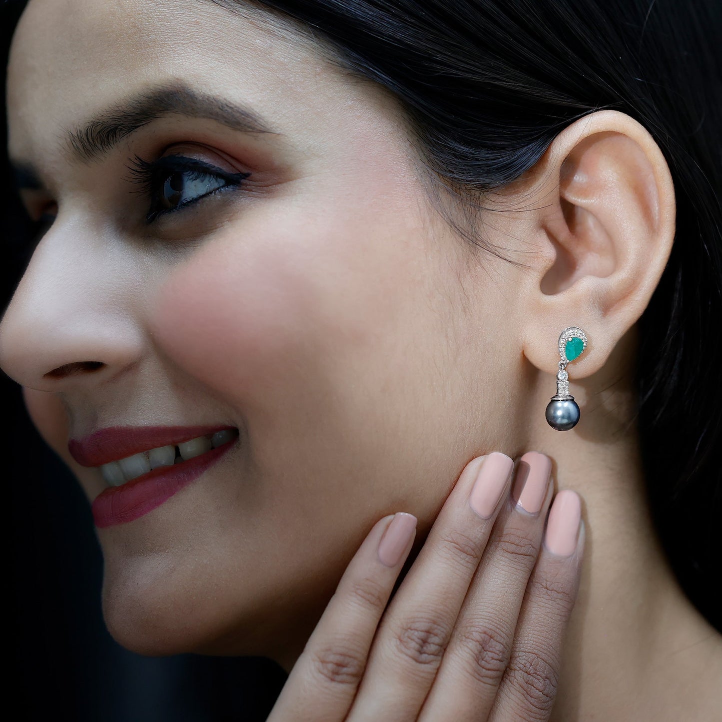Pendientes de boda auténticos de perlas negras con esmeraldas y diamantes
