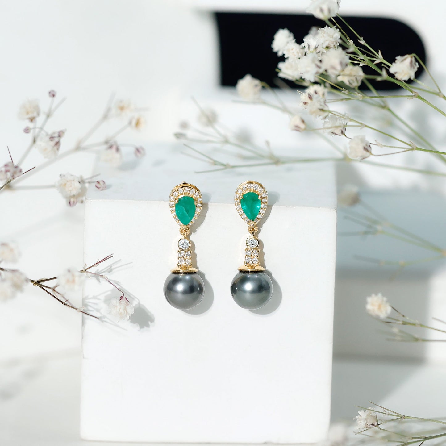 Pendientes de boda auténticos de perlas negras con esmeraldas y diamantes