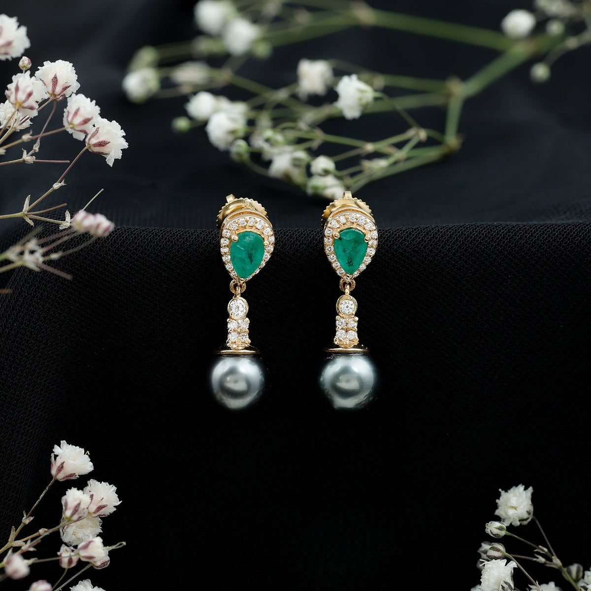 Pendientes de boda auténticos de perlas negras con esmeraldas y diamantes