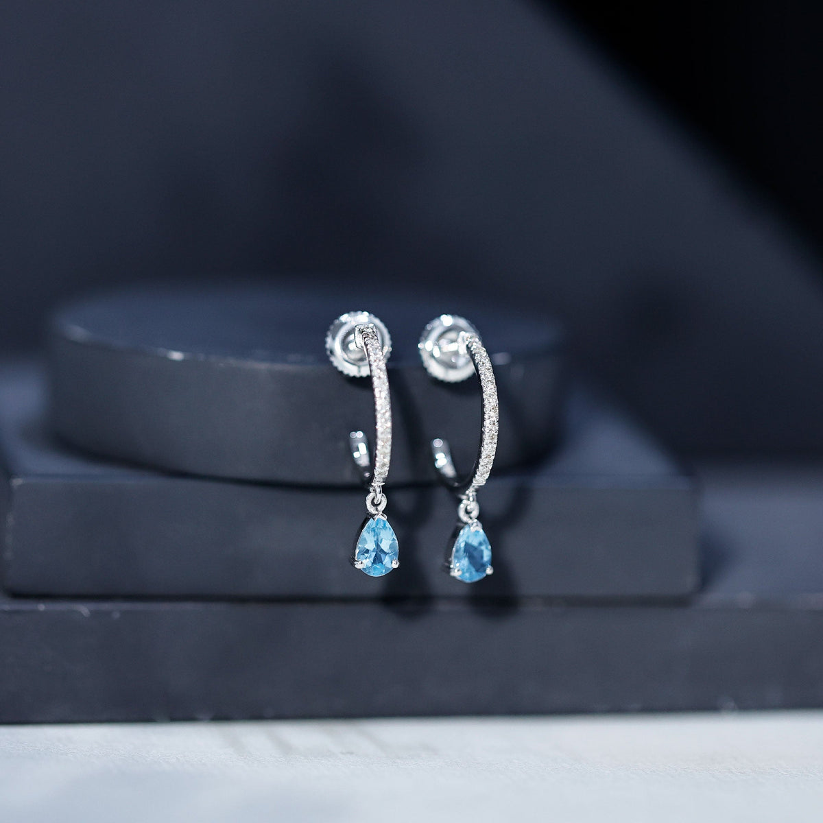 Pendientes de aro colgantes de aguamarina y diamantes