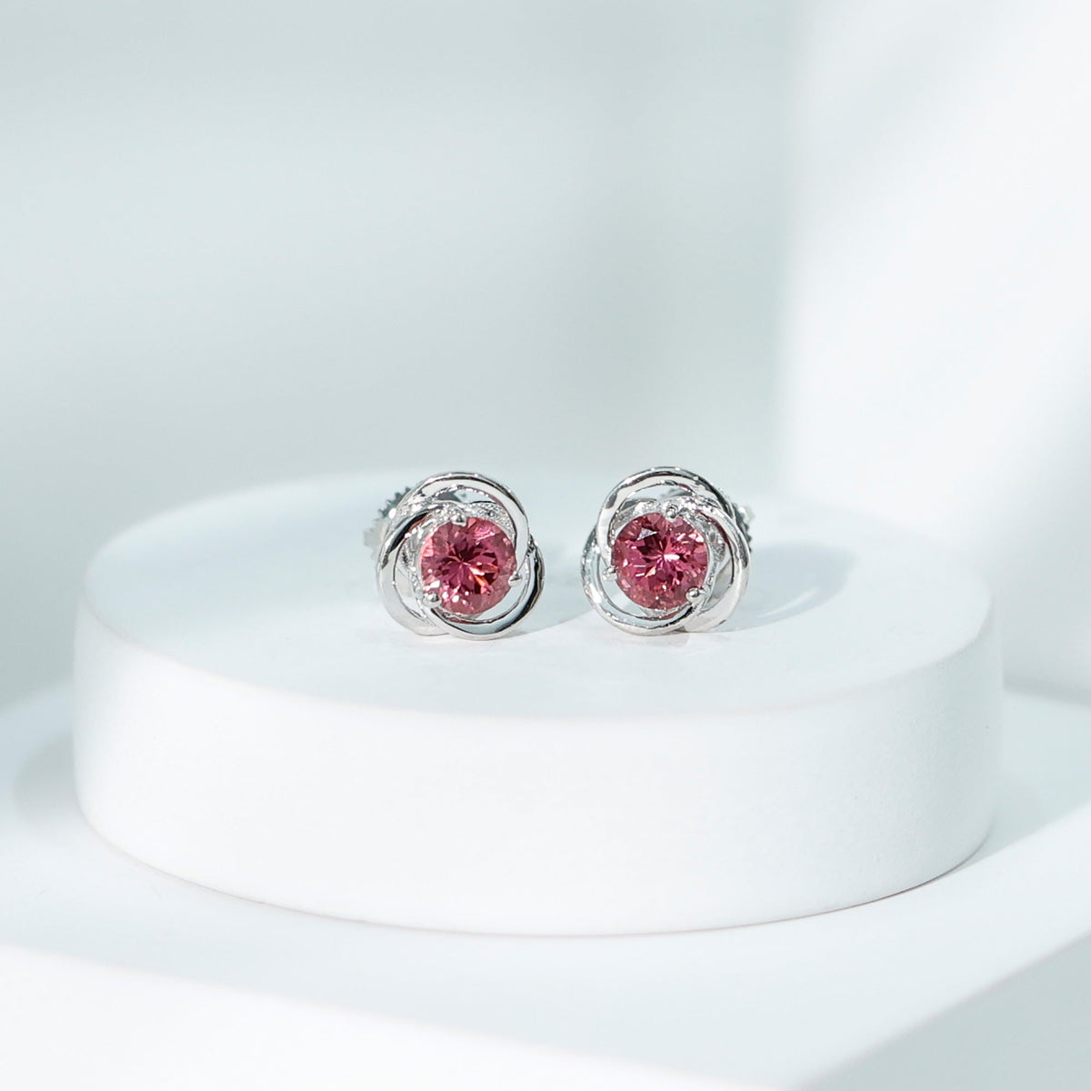 Pendientes de botón con solitario de turmalina rosa en espiral de 0,9 quilates