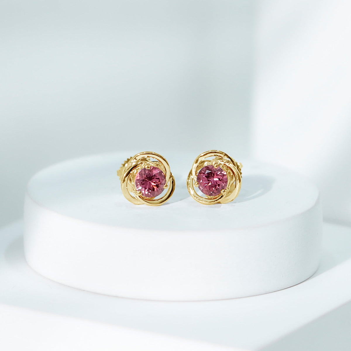 Pendientes de botón con solitario de turmalina rosa en espiral de 0,9 quilates