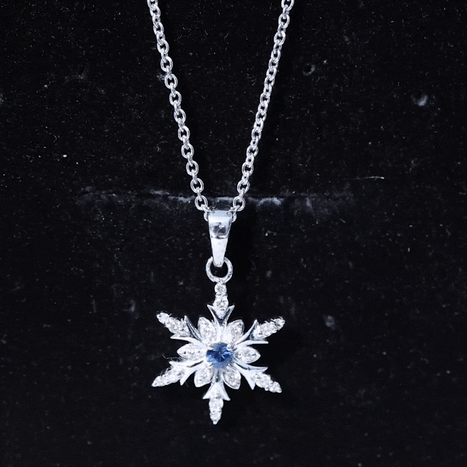 Collar con colgante de copo de nieve contemporáneo de zafiro azul y diamantes